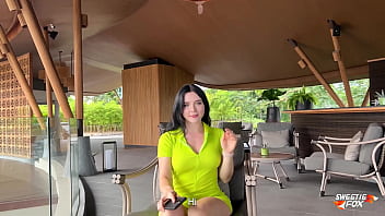 video похотливая брюнетка познакомилась со случайным качком ради жесткой ебли в отеле sex