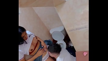 video は学校のトイレで激しくファックしているのを見つけ彼は彼女の口の中で絶頂します信じられないほどのアマチュアビデオ sex