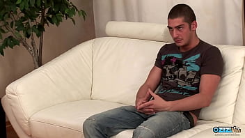 video исполняя стриптиз для своего парня его большой член становится твердым поэтому она глубоко заглатывает его sex