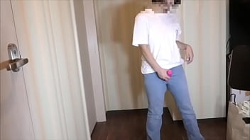 video любительское аккуратная и опрятная студентка колледжа которая промокает в промежности в джинсах потому что sex