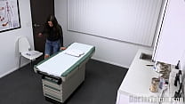 video татуированная молодая женщина позволила доктору трахнуть ее киску чтобы пройти тест на sex