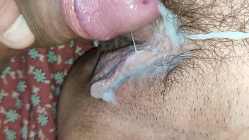 video 養子の義理の息子は青々とした継母の欲望を満たし彼女が妊娠するのを助けますクローズアップしてマンコに射精 sex