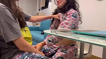 video моя подруга трогала мою вагину в доме ее родителей sex