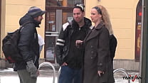 video две горячие блондинки подцепили случайного парня для траха с умой в фургоне sex