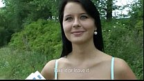 video ミアは公共の場で彼女の巨大なジャグに犯されて精液を飲んだ sex