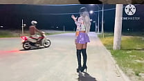 video バイカーは通りの真ん中でパンティのないドレスを着たいたずらを見て戻ってきて彼女を胸に置き彼女のお尻を通りの真ん中に置きました sex