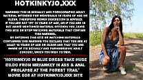 video hotkinkyjo в синем платье принимает огромный дилдо от mrhankey в задницу и анальный пролапс на лесной тропе sex