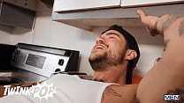 video サニーdとトミーはガブリエルが気づいて性的な動きをするまでシンクを修理するのを見る twink pop sex