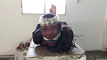 video 18летняя женщинаобманщица с кляпом во рту в жесткой кабанчике с безумными колготками sex