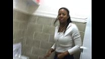 video トイレでおしっこをしているゲットーの黒人の女の子はほとんどいない sex