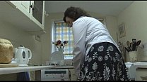 video 魅力的な成熟した英語のベイビーストリップとポーズ sex