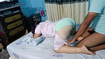 video 信じられないほどの 18 歳の義理の妹は家で映画を見ているときに下着を下ろします sex
