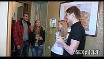 video шаловливая красотка поднимает длинные ножки sex