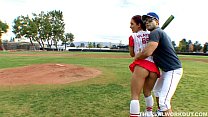 video カイリーストラットは代わりに彼女の野球コーチで練習しました sex