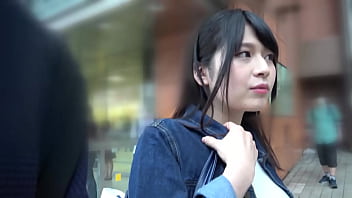 video httpsbitly3u9thj2 maina 是一个美丽的透明女孩有着苍白柔滑的头发和从白色套头衫中伸出的胸部 女大学生麻衣奈已经四年没有男朋友了 自从她上大学以来她就没有一个 sex