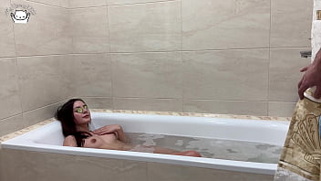 video сводный брат шпионит за мной в ванной и дрочит мне это нравится и мы дрочим друг другу а также sex