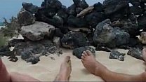 video 盗撮を見ながらビーチで手コキ sex