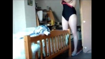 video 私の完全に裸のかわいいお母さんがタンポンを挿入するのを見てください隠しカメラ sex