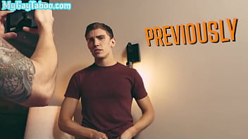 video грязный ебарь проник в анальную дырку крошечного ебарягея sex