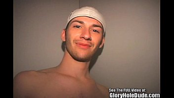 video 湯たんぽジョックは栄光の穴のコックを吸います sex