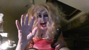 video грустный кроссдрессер sissy slut sarah вставляет большой черный дилдо в ее дырку для леди дрочит ее клитор но не sex