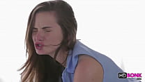 video 甘いブルネットの女の子が犯される sex