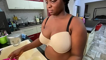 video 巨乳でお尻の黒人リズプッシーは夫の従業員と一緒にキッチンで猫をなめたりアナル舐めしたりフェラしたりして最高のものを手に入れました sex