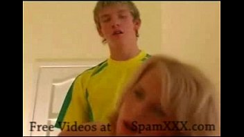 video русская милфа с юным футболистом sex