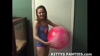 video миниатюрная юная танцовщица kitty соблазняет и мастурбирует игрушкой sex