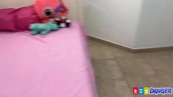 video меня заводит когда я застаю шобрину одевающейся потому что я застаю ее врасплох обнаженной я достаю свой член и sex