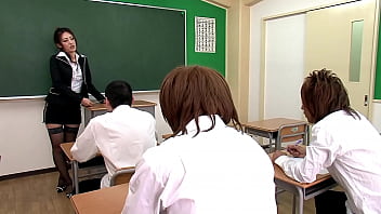 video 섹시한 교사는 변태 병원에 가기 전에 그녀의 학생들 중 일부를 빨아들입니다 sex