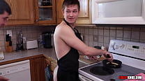 video возбужденные мужьятвинки колби чемберс и микки нокс трахаются на кухне вместо того чтобы готовить без презерватива sex