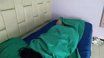 video пока я в своей комнате ублажаю себя моя мачеха приходит и обнаруживает меня мне пришлось ублажать ее киску своим sex