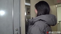 video красивая зрелая женщина которая в командировке делает массаж эрекционному члену смущается но в итоге кончает секс sex