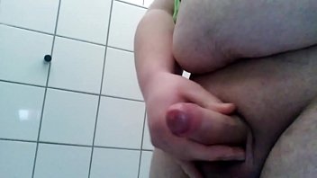 video толстый мужик развлекается в туалете 2 sex