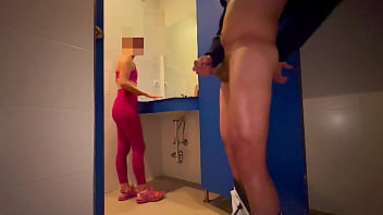 video я прячусь в женской раздевалке спортзала и удивляю девушку которая помогает мне кончить sex