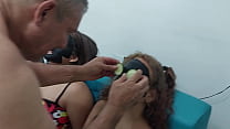 video горячий отчим дает своим падчерицам немного расслабиться sex