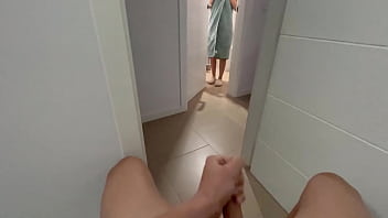 video я удивляю свою сводную сестру у двери ванной делая мне дрочку а она делает мне минет пока я не кончаю sex