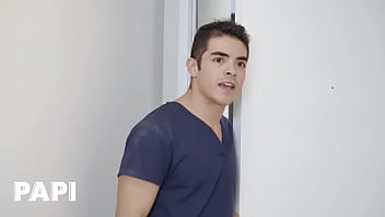 video セクシーなディエゴサンズがついにパンツを脱ぎカズデンハンターにフェラさせてお尻を広げさせる papi sex