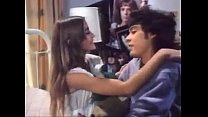video 小柄なレトロなティーンはコックを吸ってお尻に犯される sex