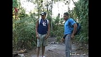 video ラテン系のゲイは屋外でそれを取得します sex