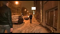 video ぴんと張った穴は厚いペッカーを受け取ります sex