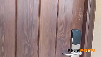 video скучающая зрелая туристка софия брит ищет небольшого развлечения в порно sex