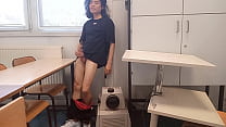 video 在学校射精这个饥渴的学在同学桌上的教室里危险地自慰他光滑的鸡巴并喷出精液乔恩阿尔廷在大学自慰制作了一个热门的独奏同性恋色情视频 jon arteen sex