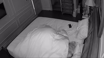 video порно секс ночью в спальной на кровати муж трогает большие натуральные сиськи жены и сильно возбудился жена сосет sex