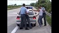 video 囚人は警察に食べさせます sex