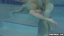 video натуральный красавчик трахается в бассейне за деньги sex