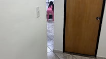 video моя красивая падчерица сидит у меня на ногах пока танцует я тру член о ее большую задницу а она этого не замечает sex