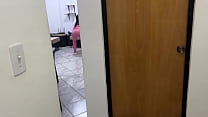 video падчерица танцует тверкинг своей большой задницей а ее отчим не может устоять перед искушением sex
