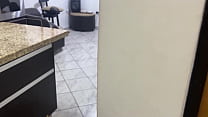 video отчим попался в ловушку своей падчерицы с большой задницей в хило на мебели в гостиной sex